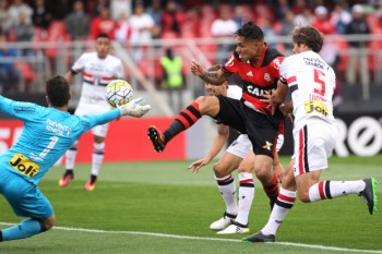 Dênis evita gol de Guerrero no empate entre São Paulo e Flamengo