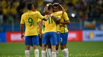Jogadores do Brasil comemoram gol de Paulinho contra o Equador