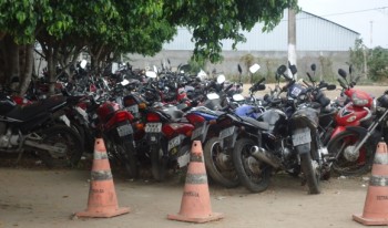 Encontram-se no local cerca de 200 motos e mais de 50 automóveis