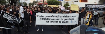 Enfermeiros protestam  contra decisão judicial que limita a atuação da categoria 