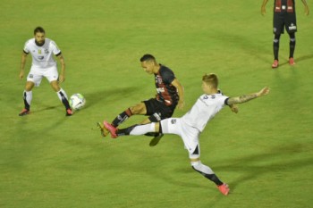 Leo Ceará converteu penalidade no segundo tempo