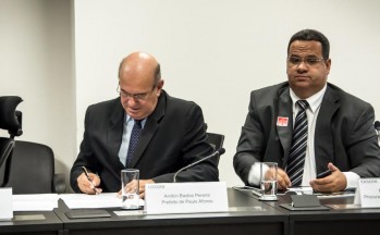 Prefeito assina termo de compromisso em Brasília, ao lado Dr. Flávio Henrique 