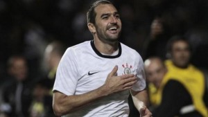 Danilo fez os dois gols da vitória do Corinthians 