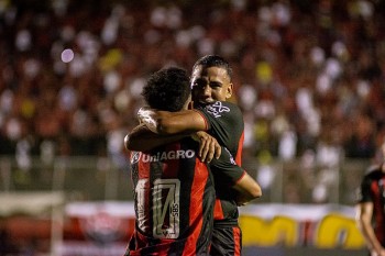 Zé Hugo marca o segundo gol do Vitória contra o Londrina e comemora com Matheusinho 