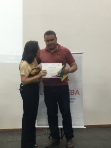 Ivaldo Sales recebe certificado de assiduidade