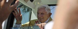 O Papa Bento XVI acena para fiéis durante missa campal neste domingo (11) em Ancona 