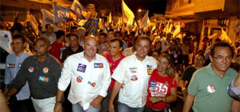 Os candidatos governistas fizeram caminhadas em cidades do interior