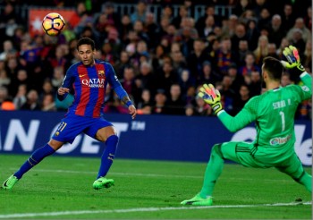 Neymar deixa o dele na goleada do Barça com um toque de muita categoria, por cima do goleiro 
