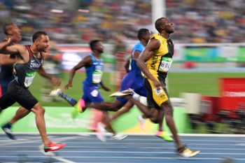 Usain Bolt passeia e corre em direção ao tri olímpico na prova dos 100 m 