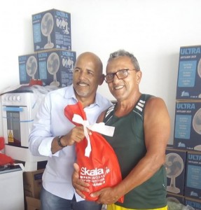 Vereador Zé Carlos entrega brinde a morador do BTN