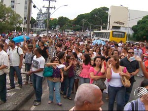 Profissionais saíram em passeata pelas ruas do centro  de Salvador