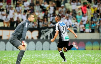 Jogadores celebram o gol de Quixadá, que abriu placar no Castelão.