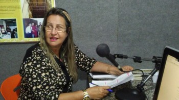 Vereadora Leda Chaves no studio da rádio Betel FM 104,9