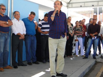 O prefeito Luiz de Deus participou na  sexta-feira (4), da inauguração do novo Centro de Assistên