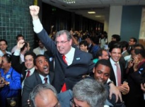 Presidente eleito Luiz Viana comemorou vitória com seus eleitores na capital 