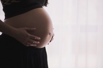 Cinco mulheres morrem por dia no Brasil por causas relacionadas à gravidez 