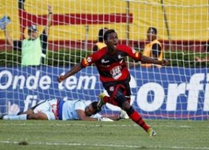 Marquinhos voltou ao time e marcou dois golaços no Barradão