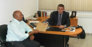 Zé Carlos do BTN entrega documentos contendo reivindicações ao deputado Sidelvan Nóbrega (PRB) 