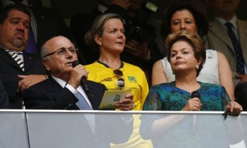 Visivelmente constrangida com a situação, a presidente fez apenas a declaração