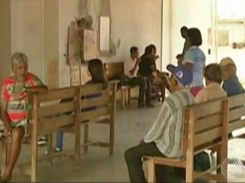 No terminal quem precisa esperar um ônibus no local fica acomodado em bancos  sem nenhum conforto.