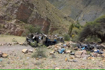 Acidente aconteceu entre as cidades de Potosi e Oruro. Despenhadeiro onde houve a tragédia tem cerc