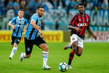Edilson parte pra cima no jogo contra o Atlético-PR
