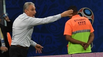 Tite levanta do banco e orienta a seleção contra a Colômbia