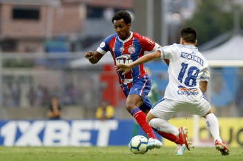 Arthur Caíke sofreu falta e fez o gol da vitória