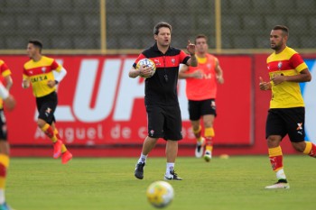 Argel Fucks terá missão árdua para Vitória escapar do rebaixamento