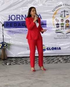 Secretária municipal de Educação, Deusângela Bacelar.