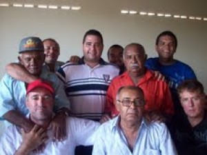 Alex  (Camisa Listrada) entre amigos