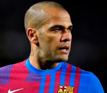 Daniel Alves segue preso na Espanha após ter sido acusado de agressão sexual por uma mulher 