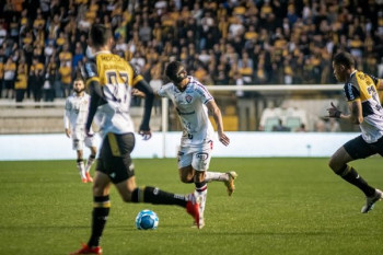 Lateral Edson Lucas, do Vitória, durante jogo contra o Criciúma, no estádio Heriberto Hülse. 