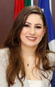 A exoneração da secretária, que também é esposa do prefeito, reacende o debate sobre práticas