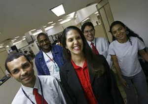Melissa Bahia, de vermelho é deficiente visual desde os 15 anos de idade