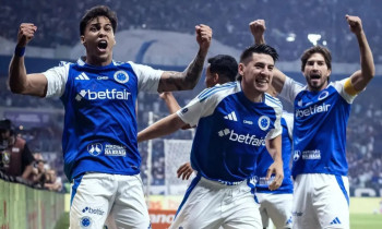 Jogadores do Cruzeiro celebrando o gol contra o Atlético-MG, pela Copa do Brasil