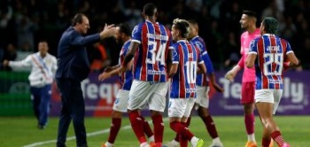 A estrela de Rogério Ceni brilhou na goleada do Bahia, de 4 a 2, ontem à noite contra o Coritiba, 