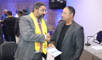 Se é por falta de Adeus......