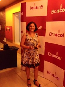 Momento em que Laka exibe o prêmio, conquistado pela loja de recém-nascidos,  Meu Bebê. 