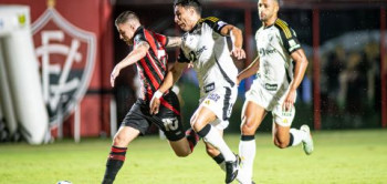 Rubro-Negro volta a vencer depois de seis jogos e afunda o Galo na crise