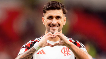 Uruguaio marca duas vezes e leva o Flamengo para semifinal do Intercontinental 2025