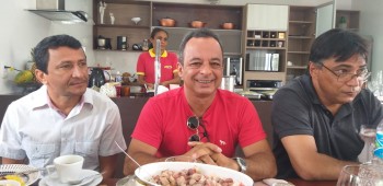 Valério José, Humberto Alves (C), e o pastor Sidnei