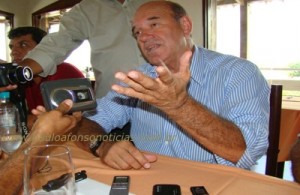 Anilton Bastos, durante coletiva em um restaurante local