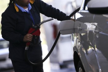 É considerado transparente quando é possível ver a passagem de gasolina da bomba até o veículo.