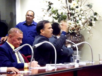 Vereador Marconi Daniel em sessão ordinária da Câmara Municipal de Paulo Afonso. ‘Babacas’