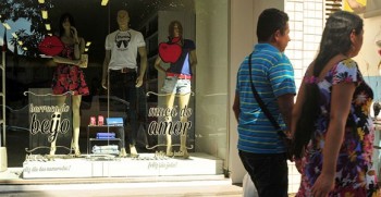 Vitrines decoradas, promoções estampadas, mas o movimento ainda é tímido