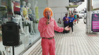 Locutores de rua e de lojas usam criatividade para conseguir fregueses ...