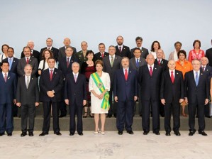 A presidente Dilma Rousseff entre sua equipe empossada no sábado