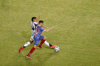 Esquadrão volta a fazer partida abaixo do esperado e não consegue furar a defesa cearense