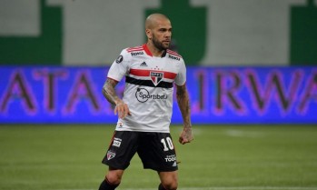 Lateral se recusa a treinar após atraso de salários